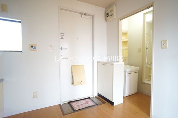 ジュネス井戸木B棟の玄関