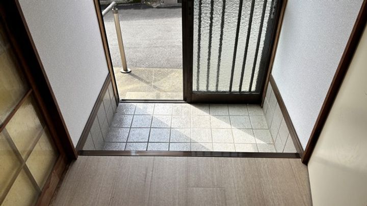 浜口館内アパートの玄関