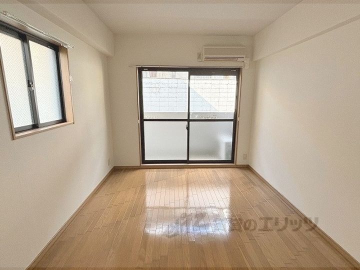 メイプル等持院の居間