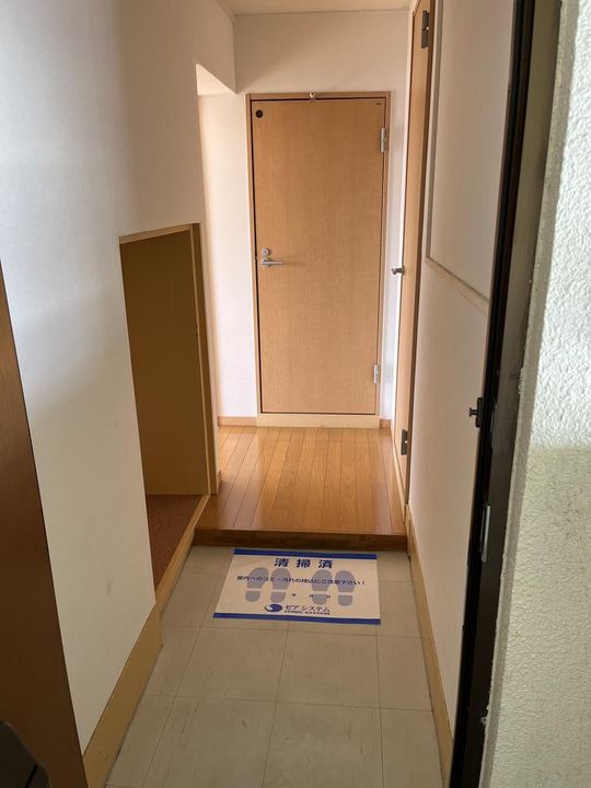 ウイングコート 賃料1カ月サービスの玄関