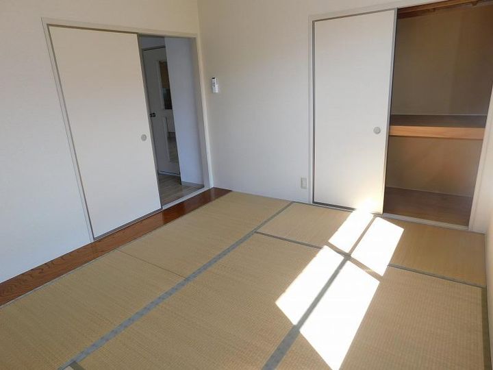フレグランス大町 B棟の居間