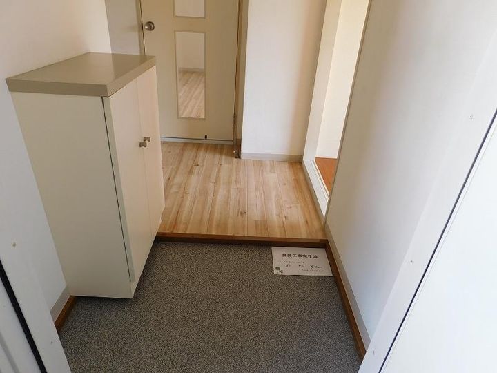 フレグランス大町 B棟の玄関