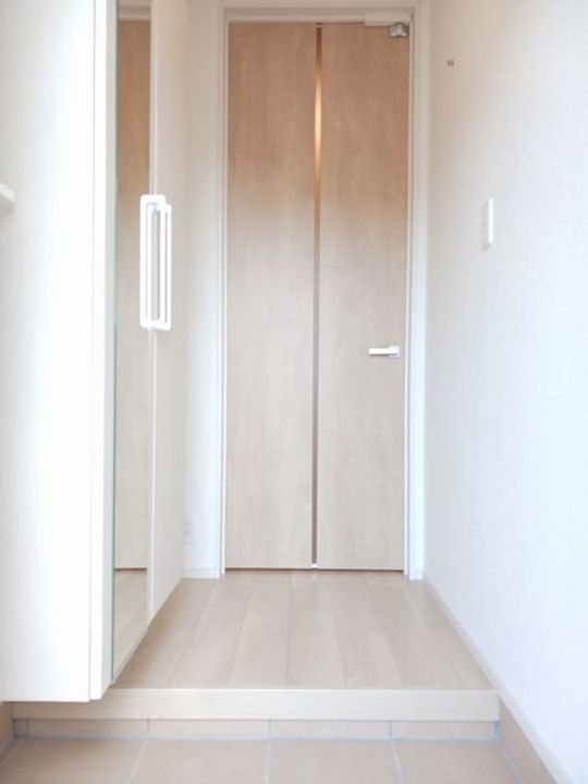 群馬県邑楽郡大泉町大字寄木戸(アパート)の賃貸物件の玄関