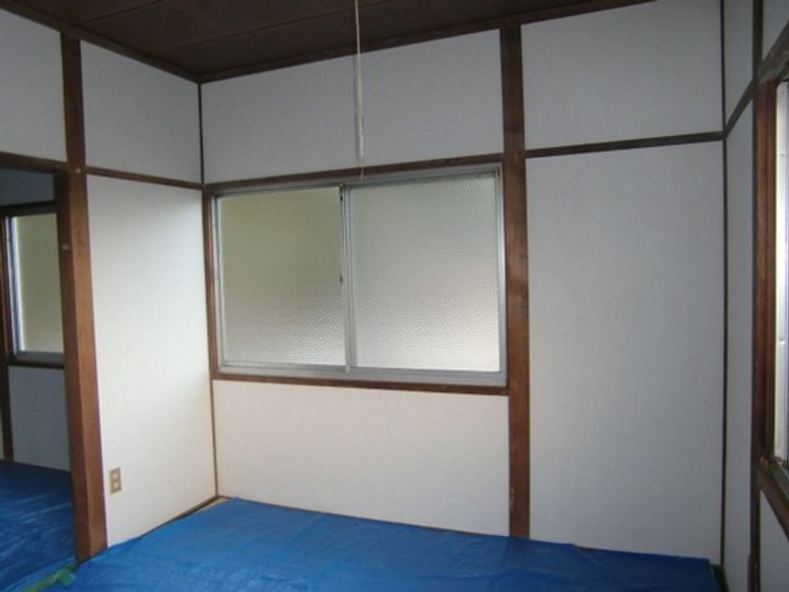 尾長東アパート東側の居間
