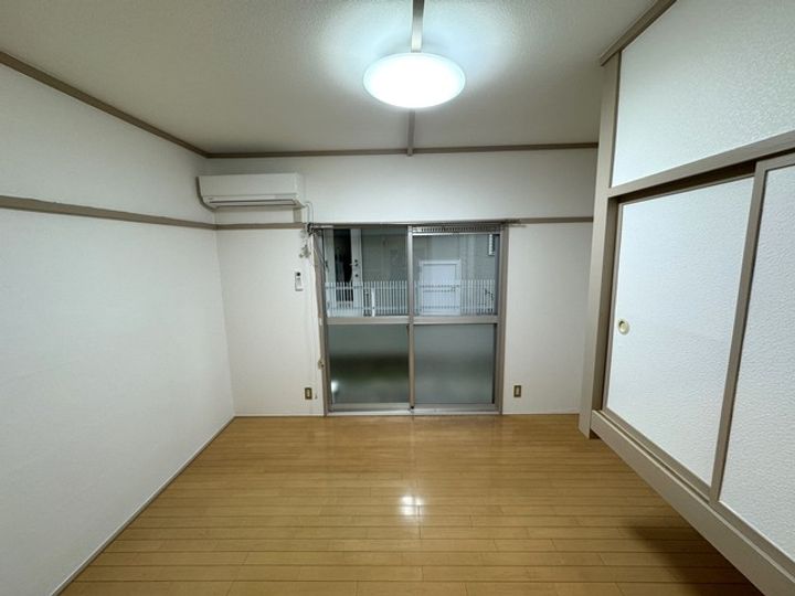 愛宕橋川村アパートの居間