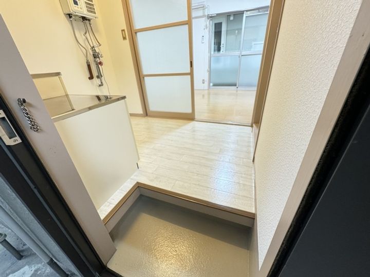 愛宕橋川村アパートの玄関