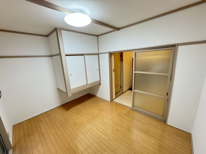 愛宕橋川村アパートの居間