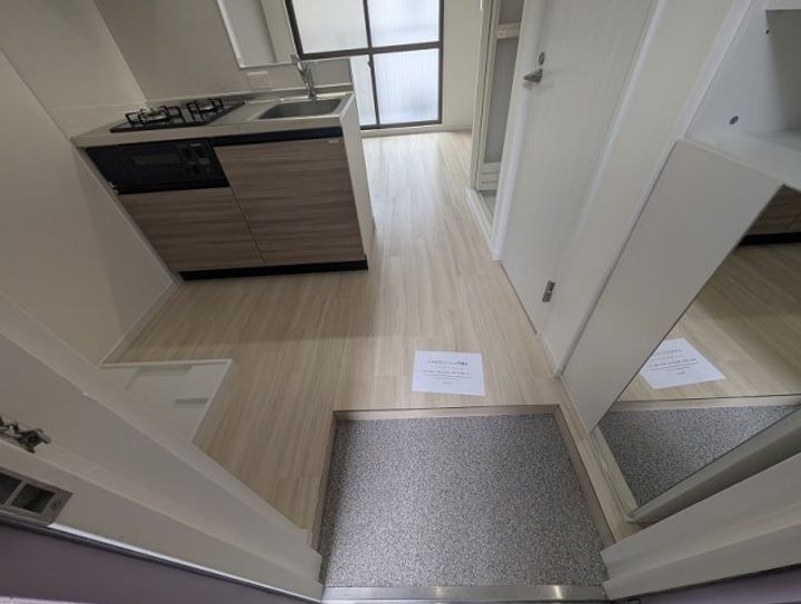 メゾンシルクロードの玄関