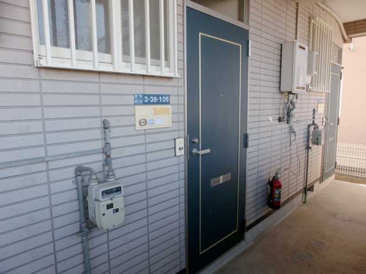 やまぶき寮II号棟の玄関