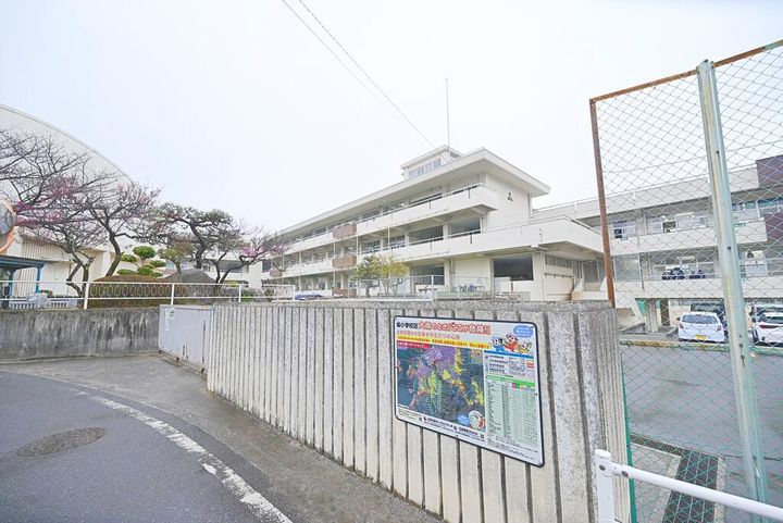 坂町坂東アパートの周辺