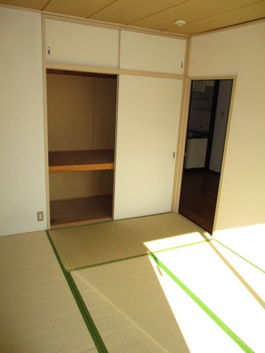 メゾンド大町の居間