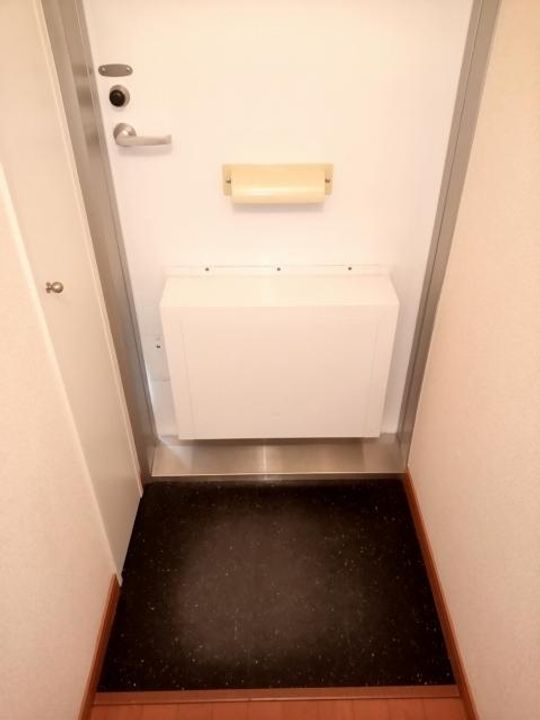 レオパレスブルースカイの玄関