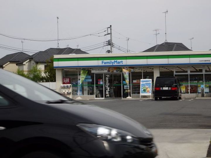 M・I・IIIビルの周辺