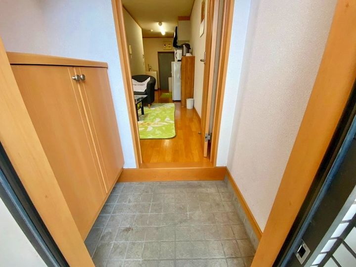 トレゾア作草部(マンスリーマンション)の玄関