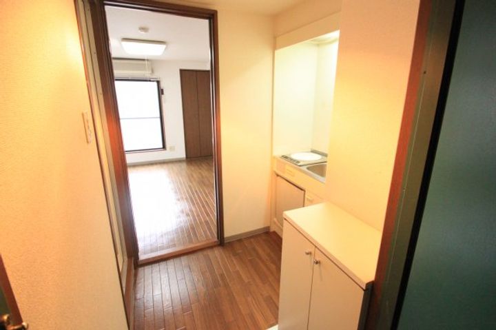 宝持ホワイトハイツの玄関