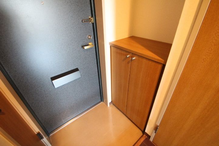 ドミトリー庚午壱番館の玄関
