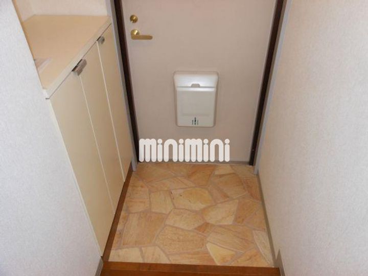 メゾンアムール三鷹の玄関