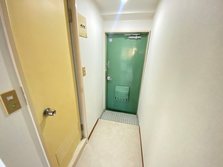 西霞MRビルの玄関