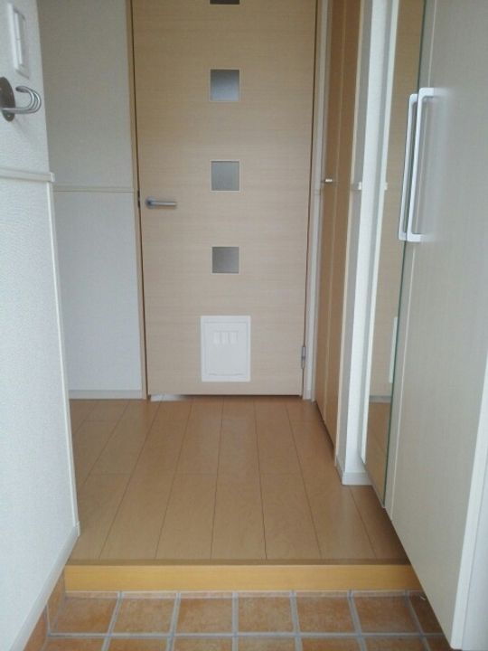 グレイスタウン丸領Bの玄関