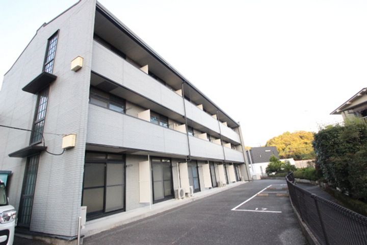 レオパレス泉の外観