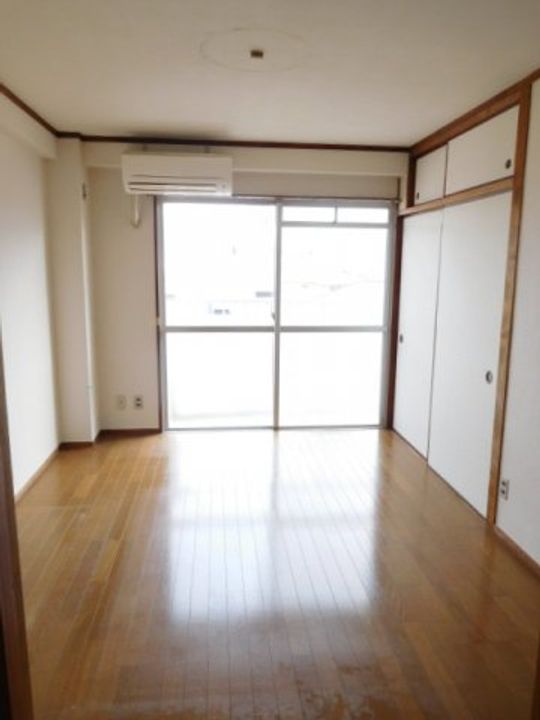 宝物産ビルの居間