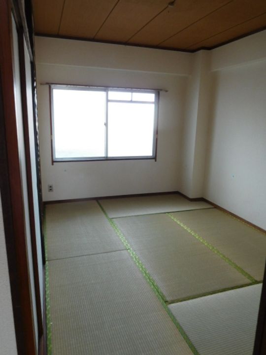 宝物産ビルの居間