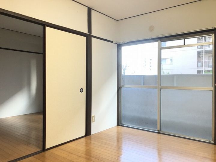 朝日ビルの居間