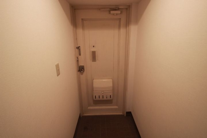 清水ビルの玄関