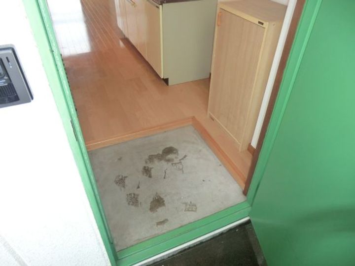 峰岸ビルの玄関