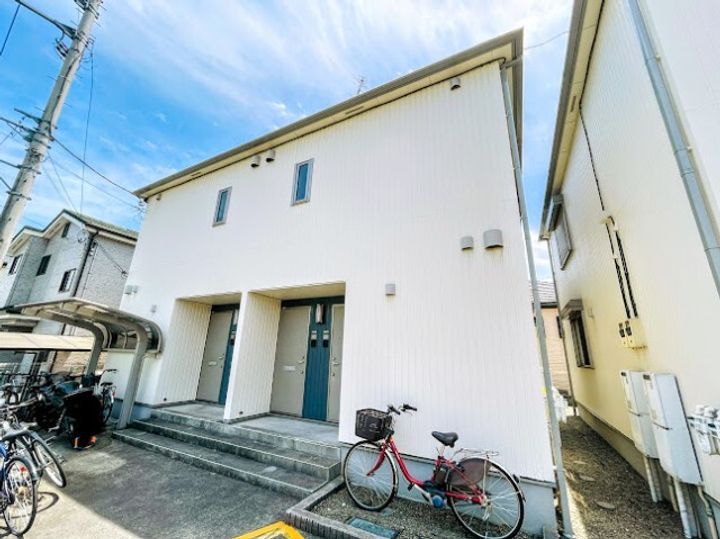 ラウンドヒルB棟の外観