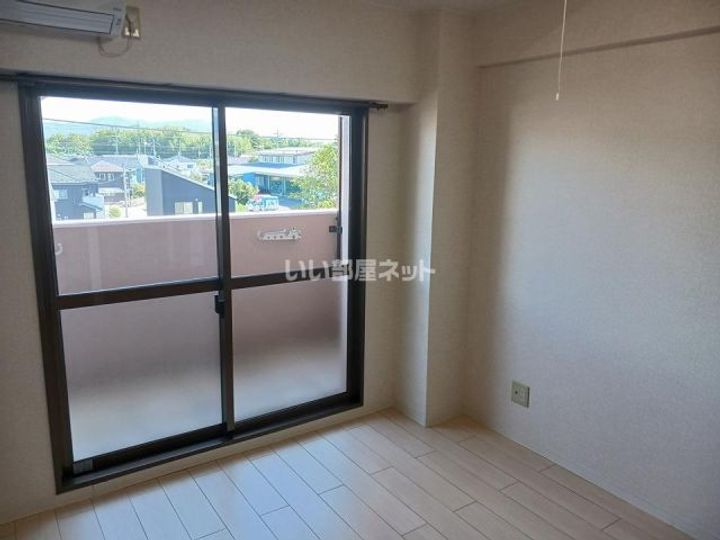 滋賀県彦根市竹ケ鼻町(マンション)の賃貸物件の居間