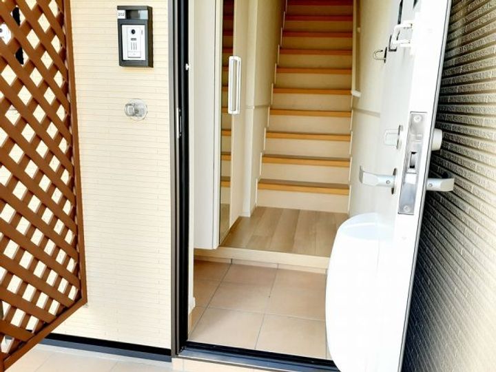 岐阜県各務原市鵜沼各務原町4(アパート)の賃貸物件の玄関