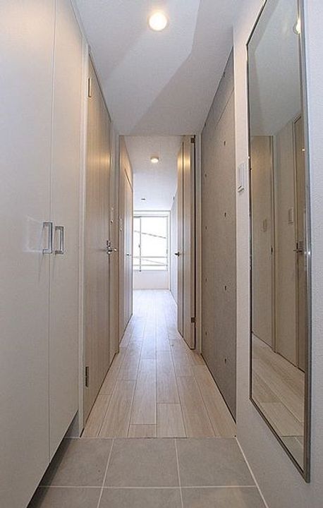 東京都新宿区四谷三栄町(マンション)の賃貸物件の玄関