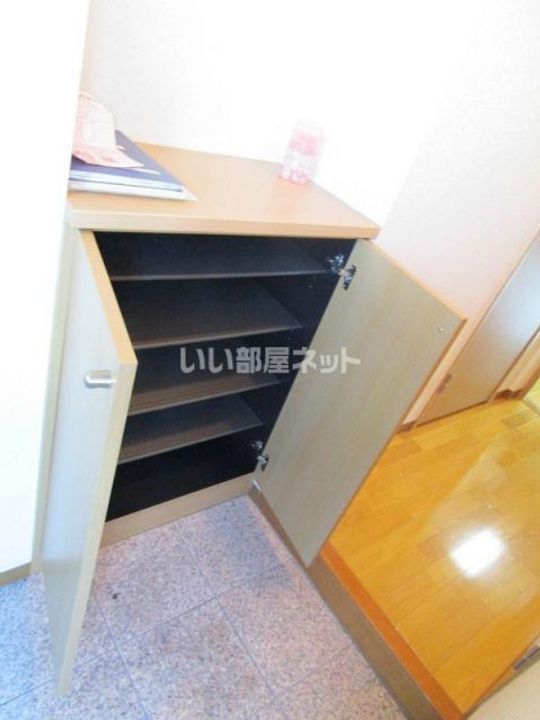 シャラ・IIの玄関