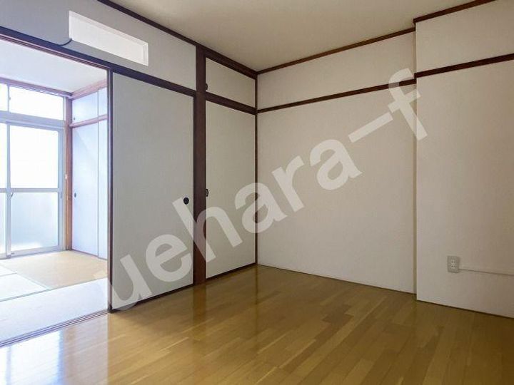 丸福ビルの居間