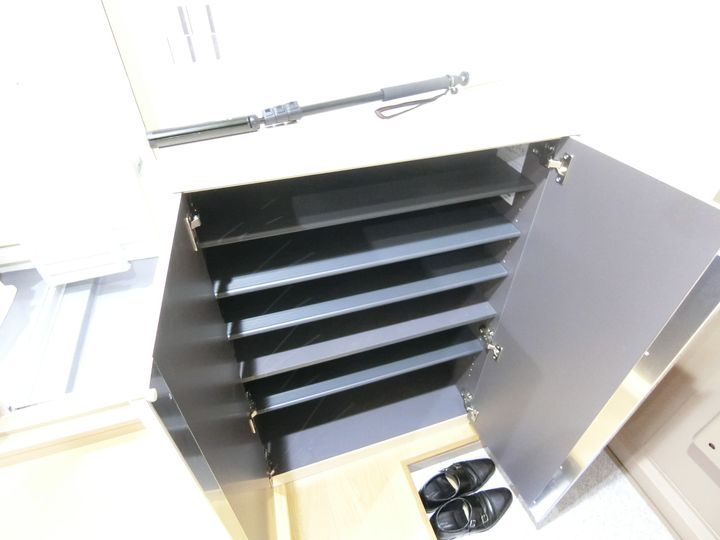 セブンスターズマンションの玄関