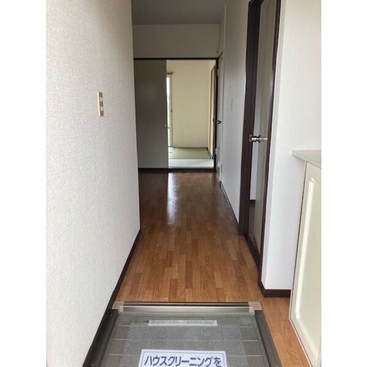 ハイツ・ラ・フォーレの玄関