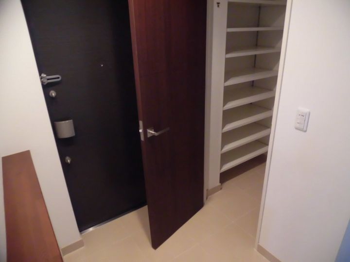 コンフォール円町の玄関