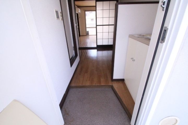 ウィング牛田の玄関