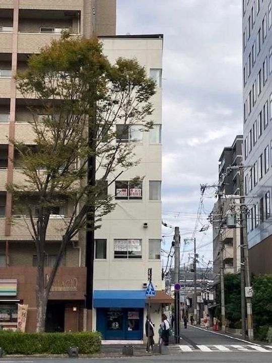 天進ビルの外観