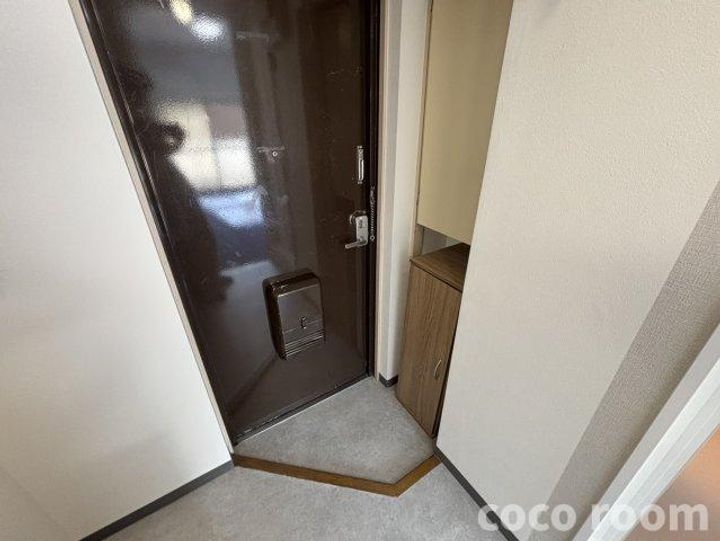 静岡県焼津市駅北2(マンション)の賃貸物件の玄関