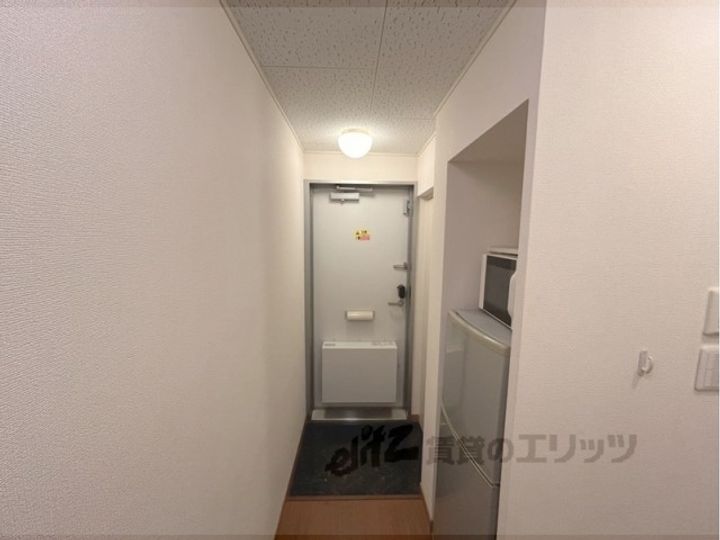 レオパレスハルサキの玄関