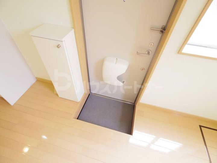 アクアディエスKの玄関