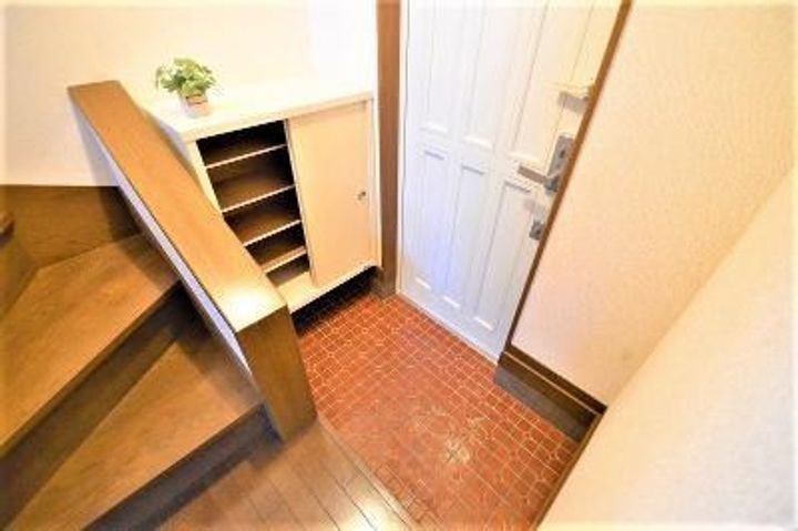 ステラトムロの玄関