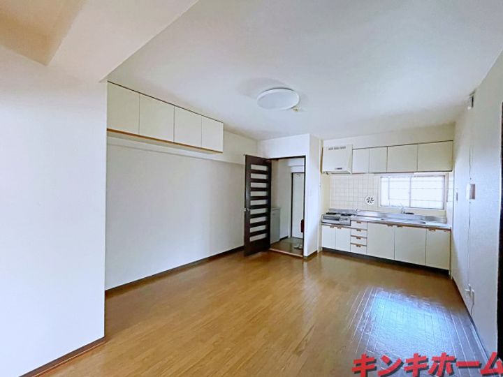 広島県広島市中区広瀬北町の賃貸マンションの居間