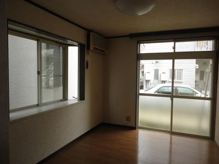 ペルソンヌ上依知の居間