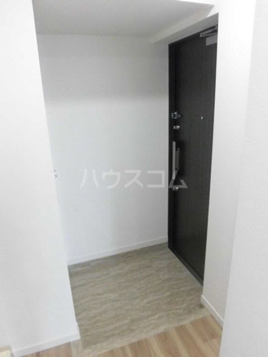 XEBEC明大前の玄関