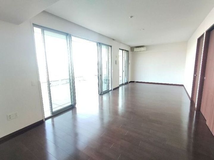 ザ・岡本プレミアムの居間