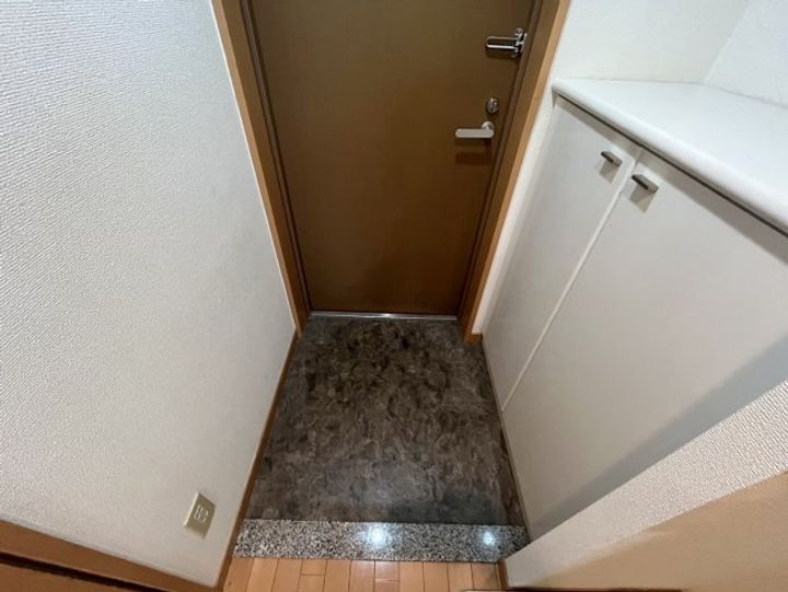 レジディア三宮東の玄関