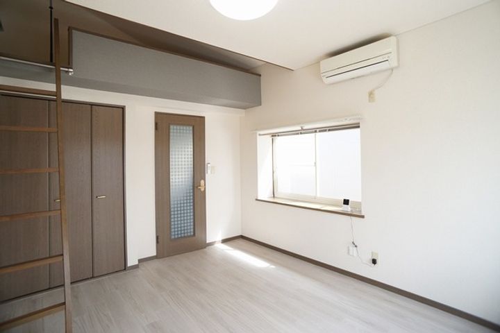 ジュネスIIIの居間